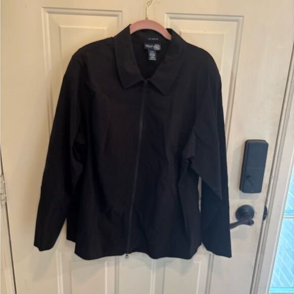 Venezia Black Utility Jacket with Timeless Appeal - Picture 2 of 4